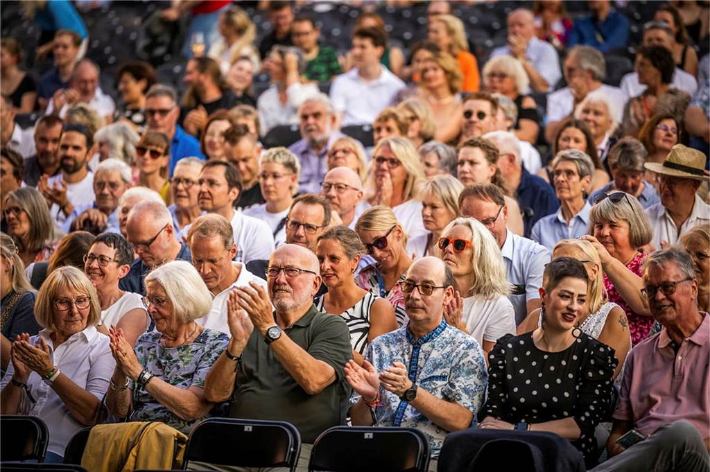 Filmmusik-Gala mit den Dortmunder Philharmonikern und mit Patricia Meeden auf dem Friedensplatz: Das Publikum war am Sonntagabend begeistert vom Abschluss der Cityring-Konzerte.
