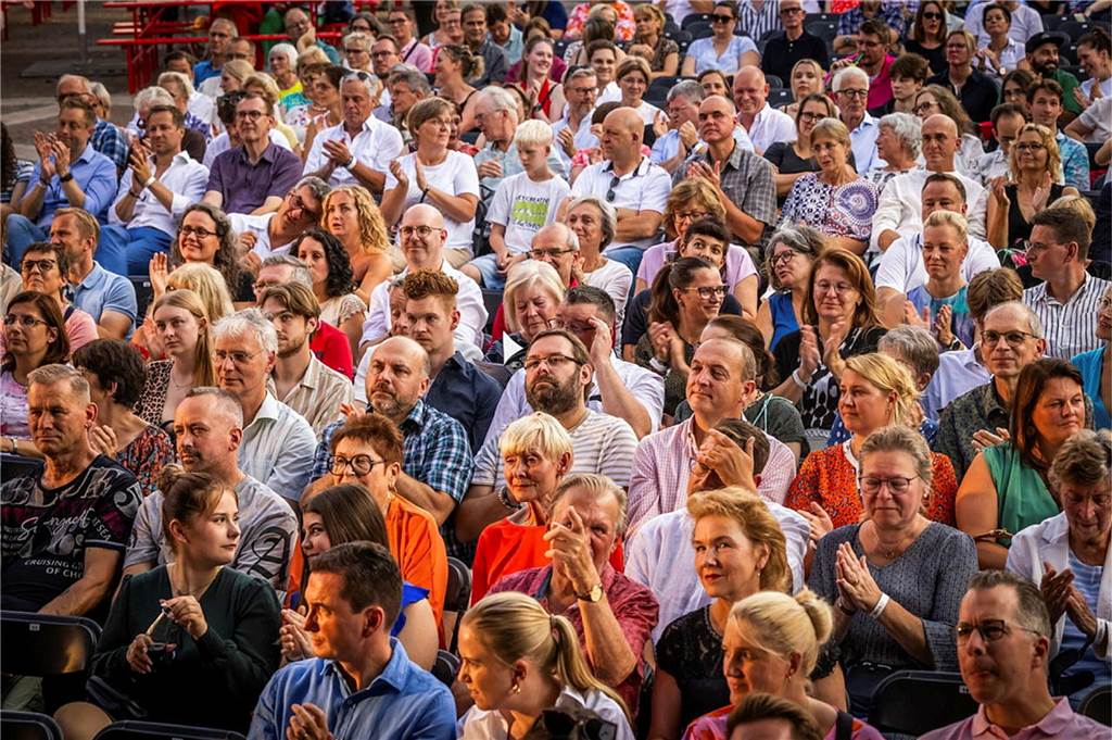 Filmmusik-Gala mit den Dortmunder Philharmonikern und mit Patricia Meeden auf dem Friedensplatz: Das Publikum war am Sonntagabend begeistert vom Abschluss der Cityring-Konzerte.
