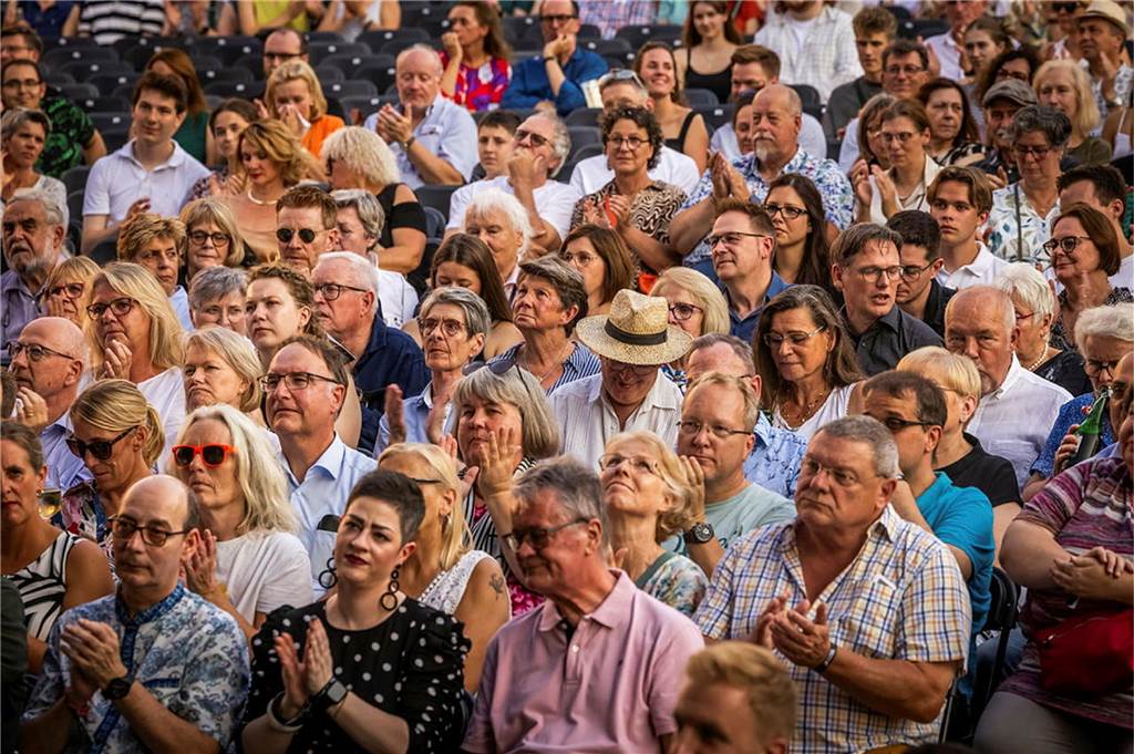 Filmmusik-Gala mit den Dortmunder Philharmonikern und mit Patricia Meeden auf dem Friedensplatz: Das Publikum war am Sonntagabend begeistert vom Abschluss der Cityring-Konzerte.