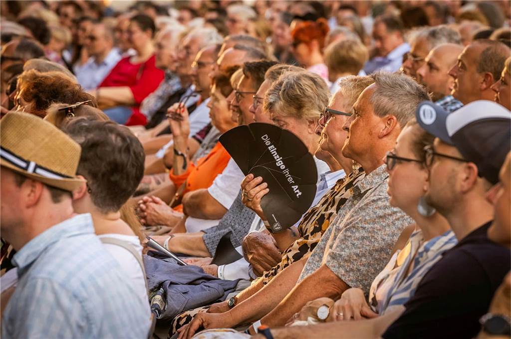 Filmmusik-Gala mit den Dortmunder Philharmonikern und mit Patricia Meeden auf dem Friedensplatz: Das Publikum war am Sonntagabend begeistert vom Abschluss der Cityring-Konzerte.
