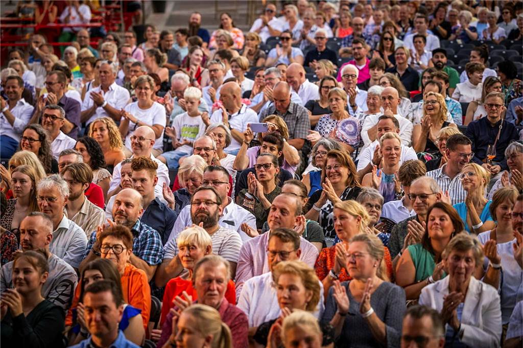 Filmmusik-Gala mit den Dortmunder Philharmonikern und mit Patricia Meeden auf dem Friedensplatz: Das Publikum war am Sonntagabend begeistert vom Abschluss der Cityring-Konzerte.