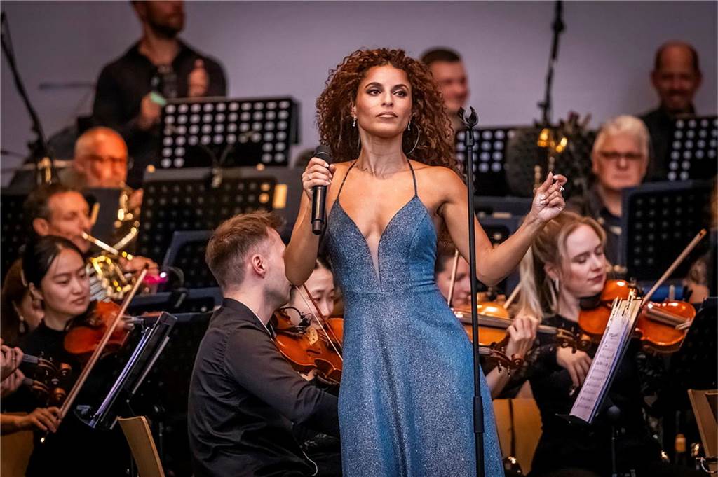 Filmmusik-Gala mit den Dortmunder Philharmonikern und mit Patricia Meeden auf dem Friedensplatz: Das Publikum war am Sonntagabend begeistert vom Abschluss der Cityring-Konzerte.