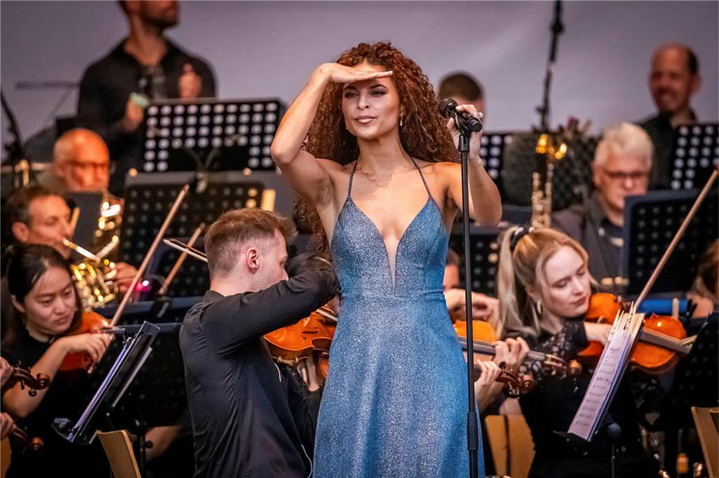 Filmmusik-Gala mit den Dortmunder Philharmonikern und mit Patricia Meeden auf dem Friedensplatz: Das Publikum war am Sonntagabend begeistert vom Abschluss der Cityring-Konzerte.