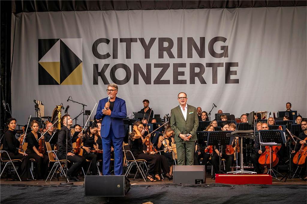 Filmmusik-Gala mit den Dortmunder Philharmonikern und mit Patricia Meeden auf dem Friedensplatz: Das Publikum war am Sonntagabend begeistert vom Abschluss der Cityring-Konzerte.