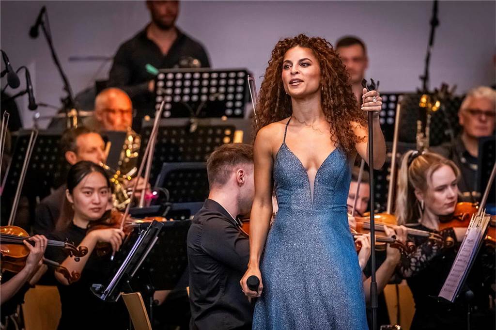 Filmmusik-Gala mit den Dortmunder Philharmonikern und mit Patricia Meeden auf dem Friedensplatz: Das Publikum war am Sonntagabend begeistert vom Abschluss der Cityring-Konzerte.