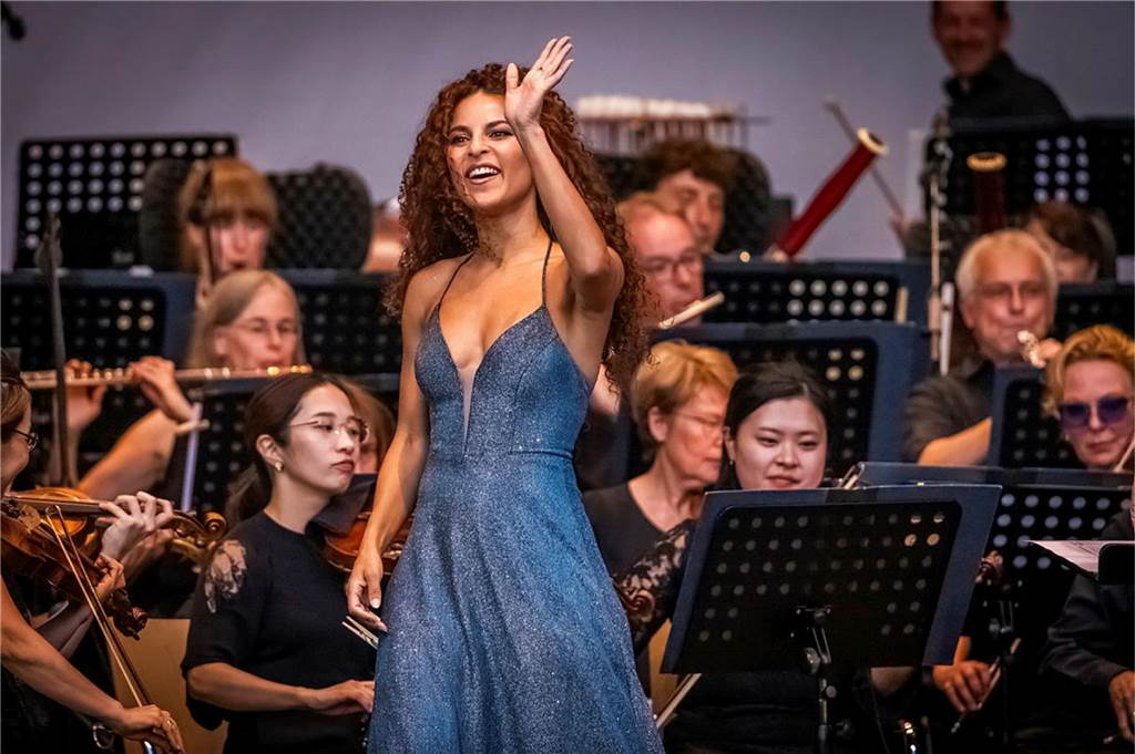 Filmmusik-Gala mit den Dortmunder Philharmonikern und mit Patricia Meeden auf dem Friedensplatz: Das Publikum war am Sonntagabend begeistert vom Abschluss der Cityring-Konzerte.