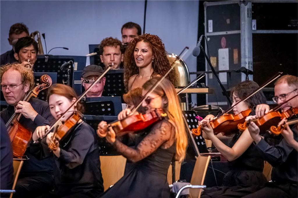 Filmmusik-Gala mit den Dortmunder Philharmonikern und mit Patricia Meeden auf dem Friedensplatz: Das Publikum war am Sonntagabend begeistert vom Abschluss der Cityring-Konzerte.