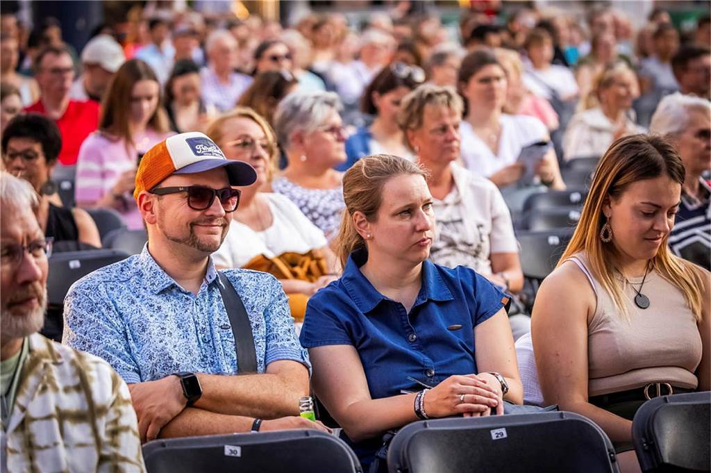 Filmmusik-Gala mit den Dortmunder Philharmonikern und mit Patricia Meeden auf dem Friedensplatz: Das Publikum war am Sonntagabend begeistert vom Abschluss der Cityring-Konzerte.