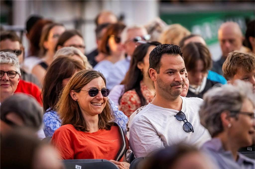Filmmusik-Gala mit den Dortmunder Philharmonikern und mit Patricia Meeden auf dem Friedensplatz: Das Publikum war am Sonntagabend begeistert vom Abschluss der Cityring-Konzerte.