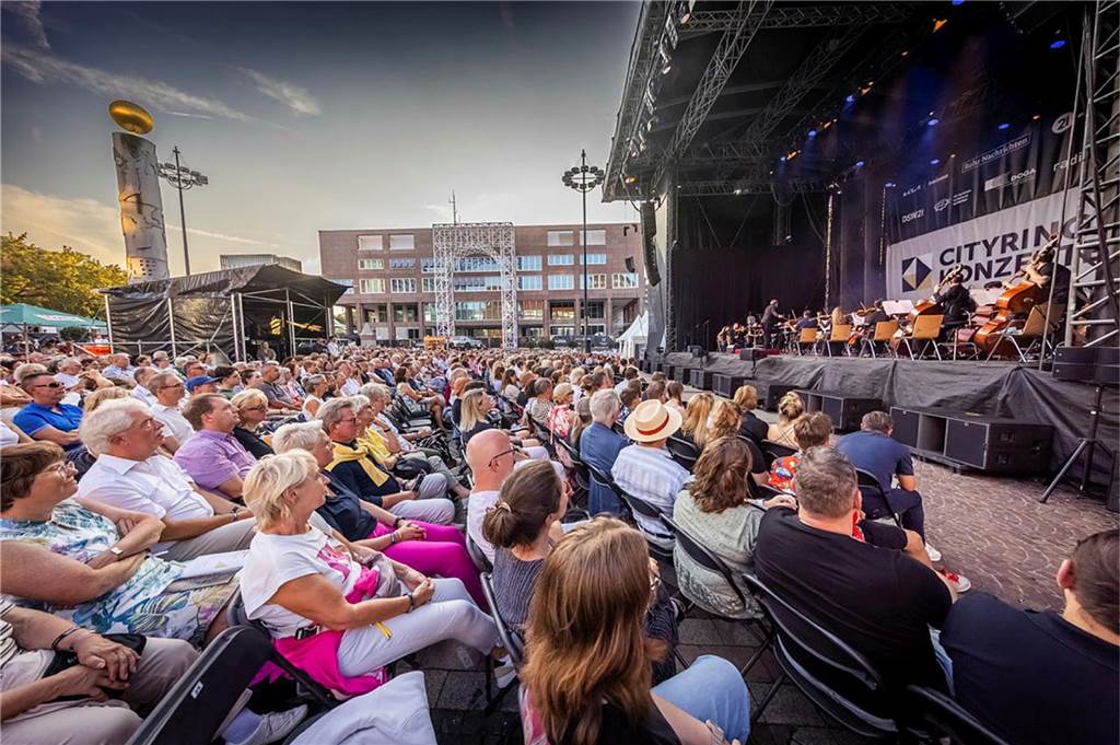 Filmmusik-Gala mit den Dortmunder Philharmonikern und mit Patricia Meeden auf dem Friedensplatz: Das Publikum war am Sonntagabend begeistert vom Abschluss der Cityring-Konzerte.