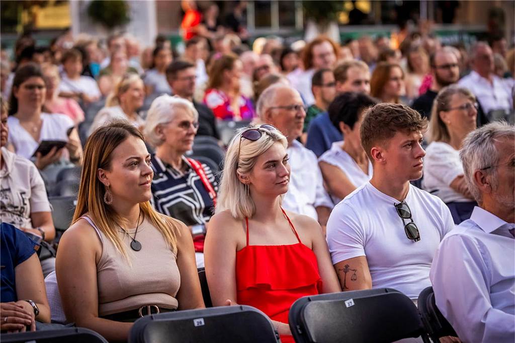 Filmmusik-Gala mit den Dortmunder Philharmonikern und mit Patricia Meeden auf dem Friedensplatz: Das Publikum war am Sonntagabend begeistert vom Abschluss der Cityring-Konzerte.
