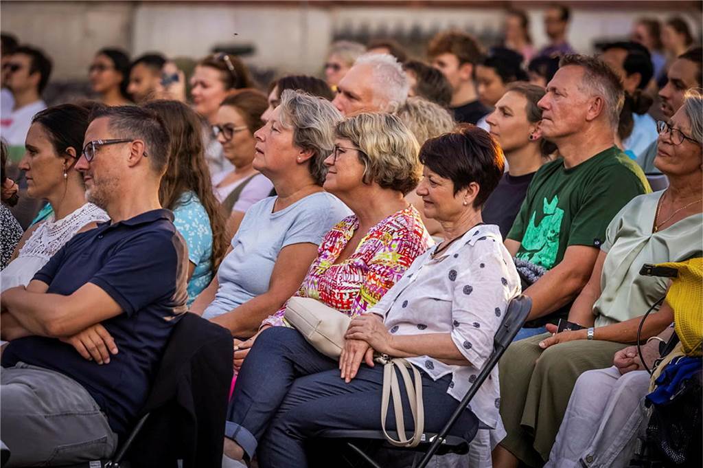 Filmmusik-Gala mit den Dortmunder Philharmonikern und mit Patricia Meeden auf dem Friedensplatz: Das Publikum war am Sonntagabend begeistert vom Abschluss der Cityring-Konzerte.