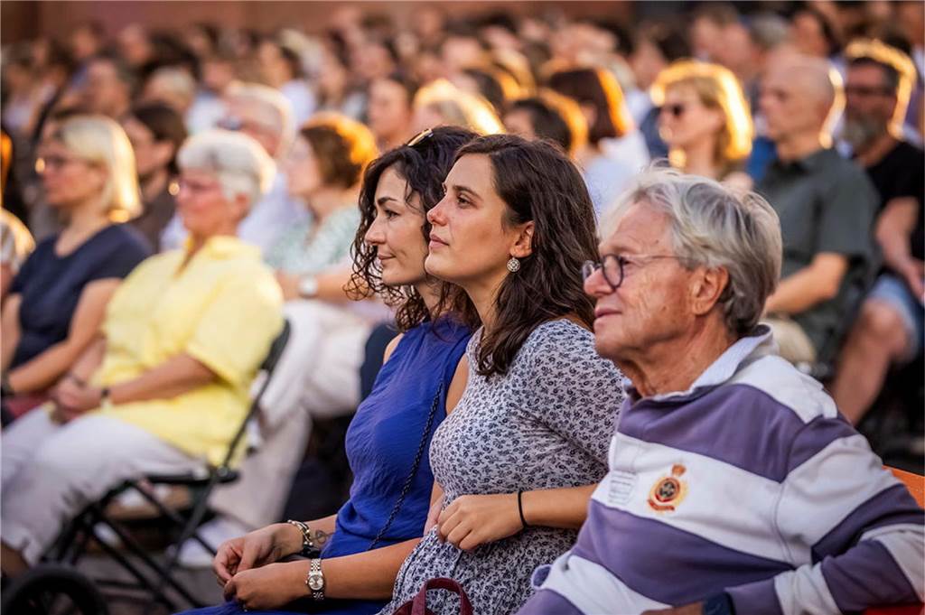 Filmmusik-Gala mit den Dortmunder Philharmonikern und mit Patricia Meeden auf dem Friedensplatz: Das Publikum war am Sonntagabend begeistert vom Abschluss der Cityring-Konzerte.