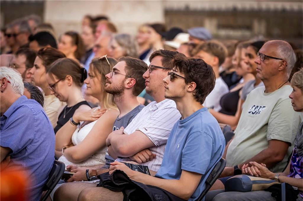 Filmmusik-Gala mit den Dortmunder Philharmonikern und mit Patricia Meeden auf dem Friedensplatz: Das Publikum war am Sonntagabend begeistert vom Abschluss der Cityring-Konzerte.