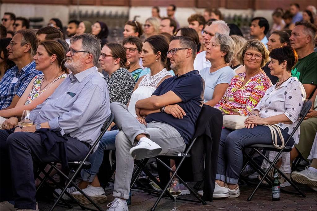 Filmmusik-Gala mit den Dortmunder Philharmonikern und mit Patricia Meeden auf dem Friedensplatz: Das Publikum war am Sonntagabend begeistert vom Abschluss der Cityring-Konzerte.