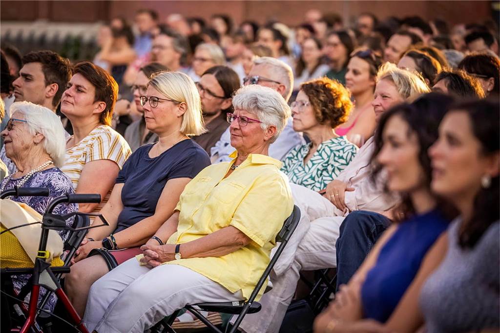 Filmmusik-Gala mit den Dortmunder Philharmonikern und mit Patricia Meeden auf dem Friedensplatz: Das Publikum war am Sonntagabend begeistert vom Abschluss der Cityring-Konzerte.