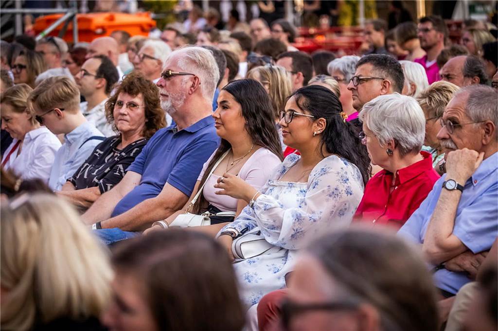 Filmmusik-Gala mit den Dortmunder Philharmonikern und mit Patricia Meeden auf dem Friedensplatz: Das Publikum war am Sonntagabend begeistert vom Abschluss der Cityring-Konzerte.