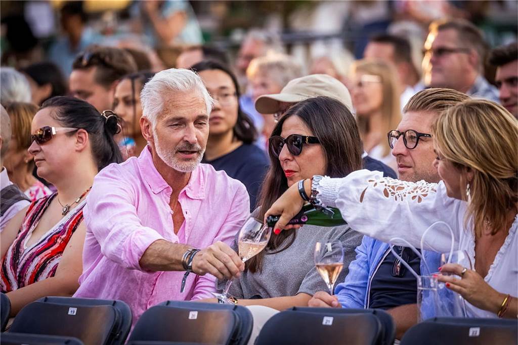 Filmmusik-Gala mit den Dortmunder Philharmonikern und mit Patricia Meeden auf dem Friedensplatz: Das Publikum war am Sonntagabend begeistert vom Abschluss der Cityring-Konzerte.