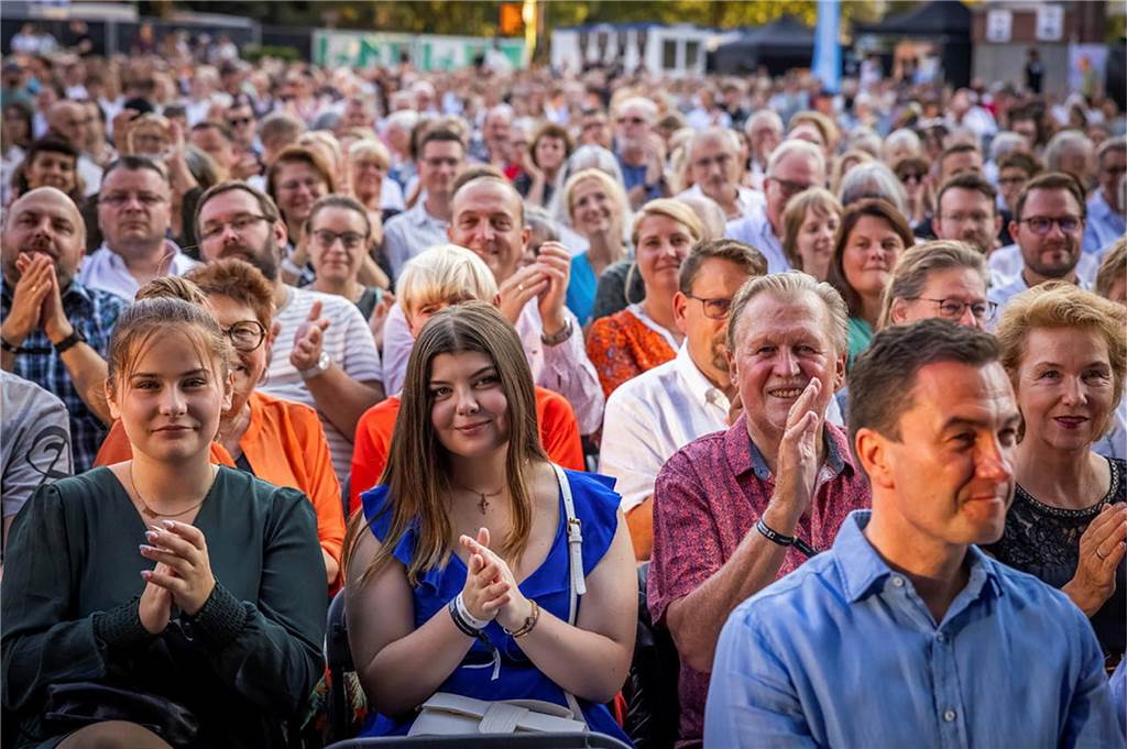 Filmmusik-Gala mit den Dortmunder Philharmonikern und mit Patricia Meeden auf dem Friedensplatz: Das Publikum war am Sonntagabend begeistert vom Abschluss der Cityring-Konzerte.