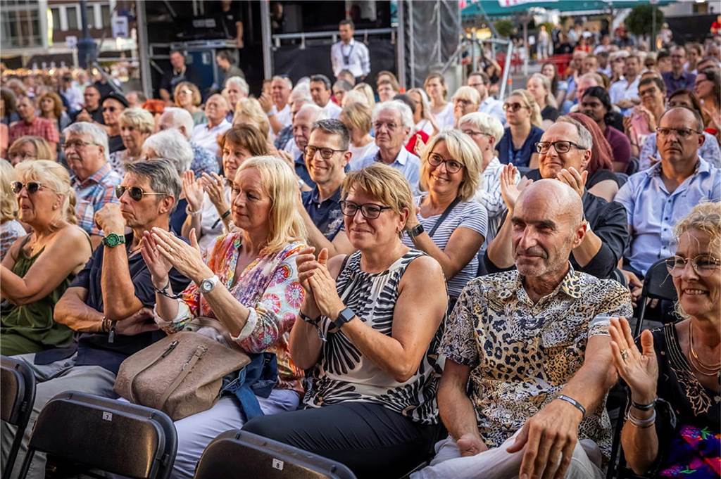 Filmmusik-Gala mit den Dortmunder Philharmonikern und mit Patricia Meeden auf dem Friedensplatz: Das Publikum war am Sonntagabend begeistert vom Abschluss der Cityring-Konzerte.
