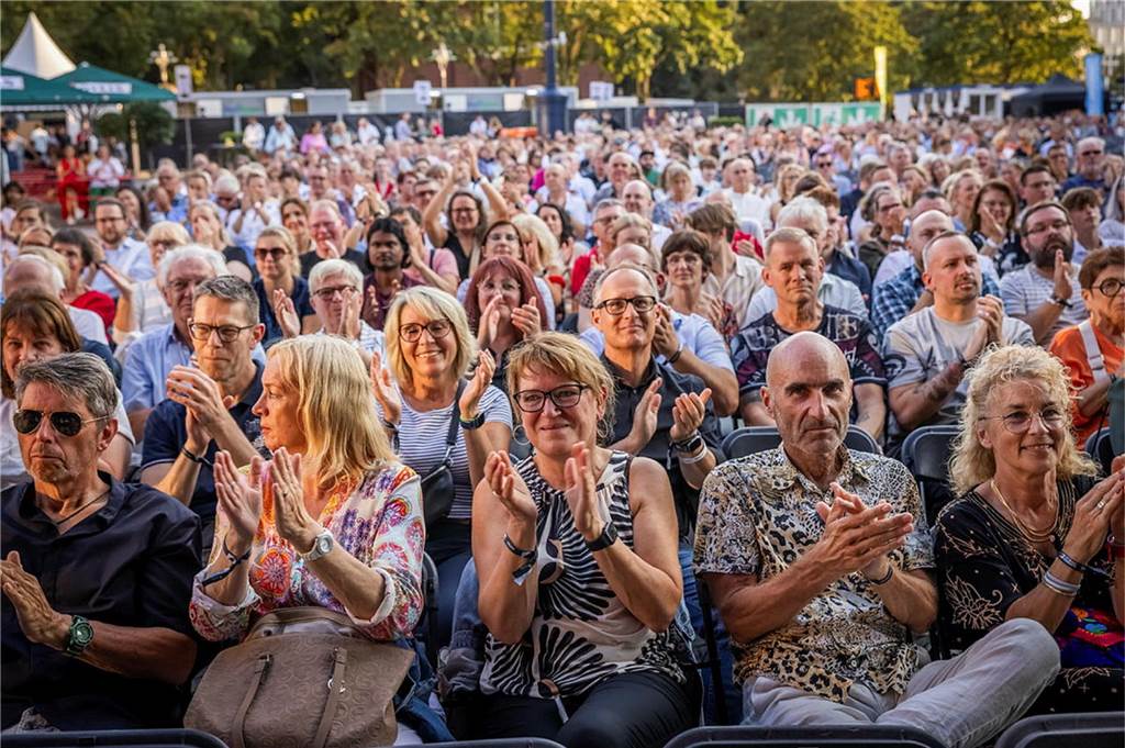 Filmmusik-Gala mit den Dortmunder Philharmonikern und mit Patricia Meeden auf dem Friedensplatz: Das Publikum war am Sonntagabend begeistert vom Abschluss der Cityring-Konzerte.