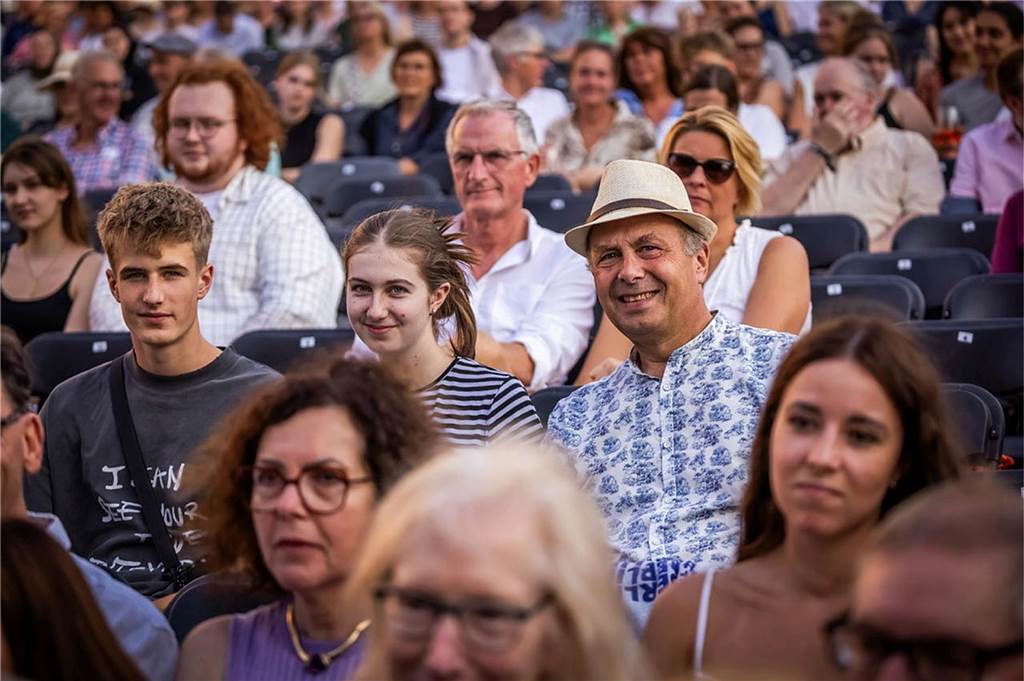 Filmmusik-Gala mit den Dortmunder Philharmonikern und mit Patricia Meeden auf dem Friedensplatz: Das Publikum war am Sonntagabend begeistert vom Abschluss der Cityring-Konzerte.