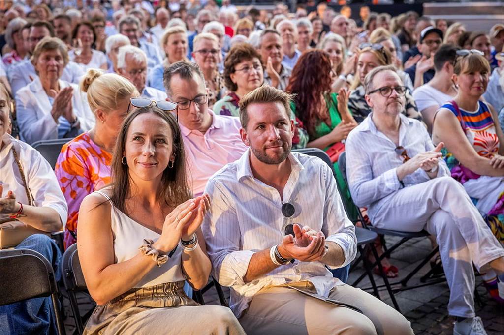 Filmmusik-Gala mit den Dortmunder Philharmonikern und mit Patricia Meeden auf dem Friedensplatz: Das Publikum war am Sonntagabend begeistert vom Abschluss der Cityring-Konzerte.