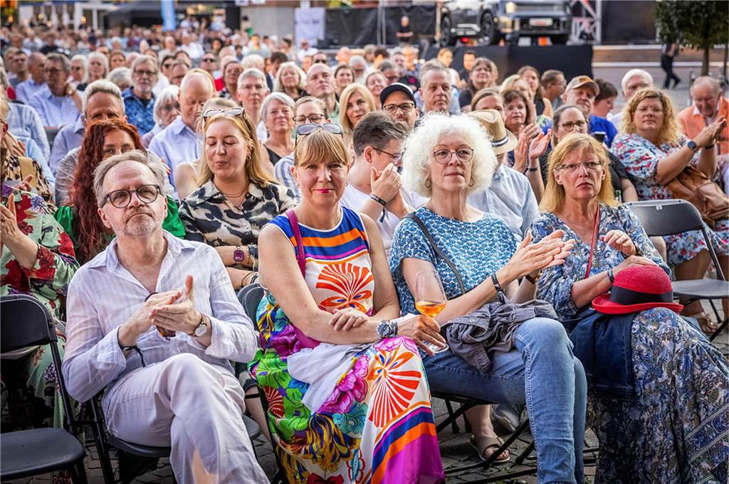 Filmmusik-Gala mit den Dortmunder Philharmonikern und mit Patricia Meeden auf dem Friedensplatz: Das Publikum war am Sonntagabend begeistert vom Abschluss der Cityring-Konzerte.