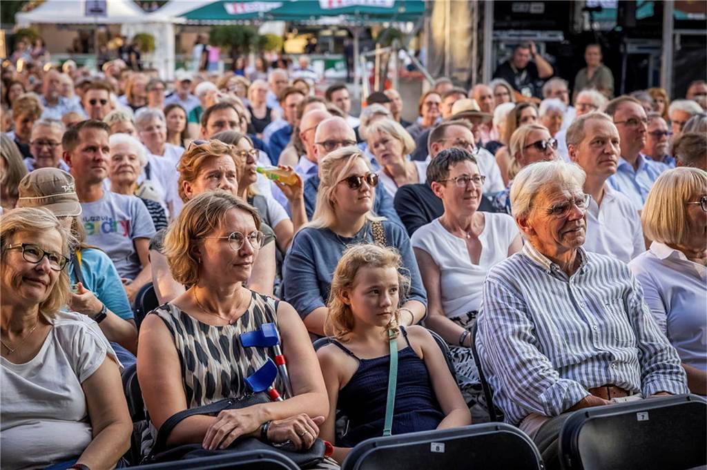 Filmmusik-Gala mit den Dortmunder Philharmonikern und mit Patricia Meeden auf dem Friedensplatz: Das Publikum war am Sonntagabend begeistert vom Abschluss der Cityring-Konzerte.