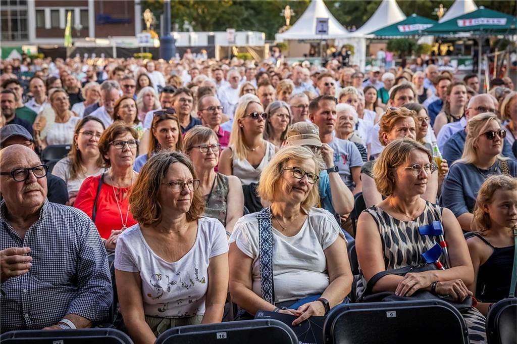Filmmusik-Gala mit den Dortmunder Philharmonikern und mit Patricia Meeden auf dem Friedensplatz: Das Publikum war am Sonntagabend begeistert vom Abschluss der Cityring-Konzerte.
