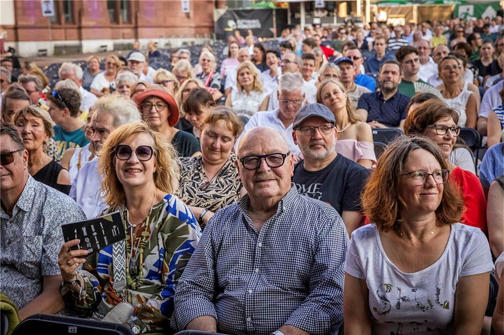 Filmmusik-Gala mit den Dortmunder Philharmonikern und mit Patricia Meeden auf dem Friedensplatz: Das Publikum war am Sonntagabend begeistert vom Abschluss der Cityring-Konzerte.