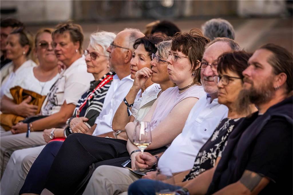 Filmmusik-Gala mit den Dortmunder Philharmonikern und mit Patricia Meeden auf dem Friedensplatz: Das Publikum war am Sonntagabend begeistert vom Abschluss der Cityring-Konzerte.