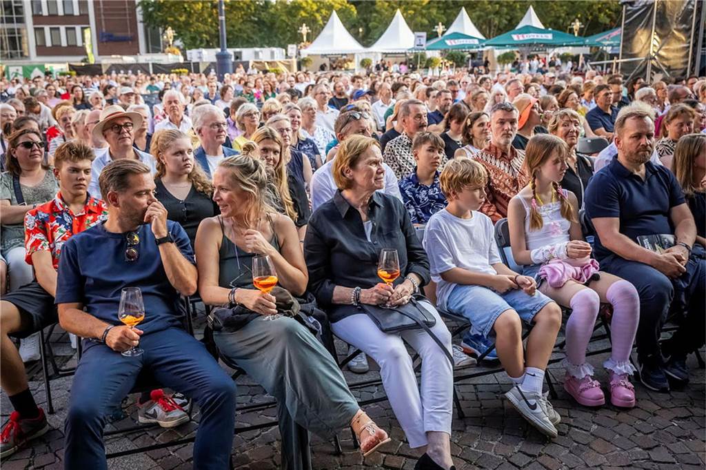 Filmmusik-Gala mit den Dortmunder Philharmonikern und mit Patricia Meeden auf dem Friedensplatz: Das Publikum war am Sonntagabend begeistert vom Abschluss der Cityring-Konzerte.
