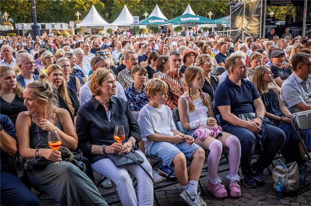 Filmmusik-Gala mit den Dortmunder Philharmonikern und mit Patricia Meeden auf dem Friedensplatz: Das Publikum war am Sonntagabend begeistert vom Abschluss der Cityring-Konzerte.
