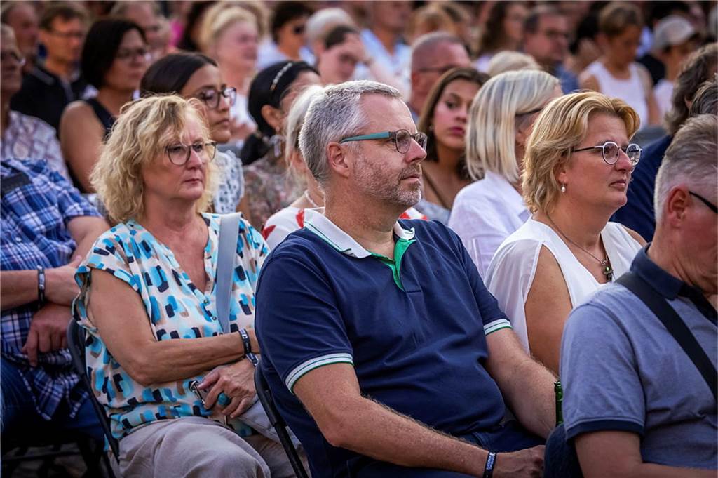 Filmmusik-Gala mit den Dortmunder Philharmonikern und mit Patricia Meeden auf dem Friedensplatz: Das Publikum war am Sonntagabend begeistert vom Abschluss der Cityring-Konzerte.