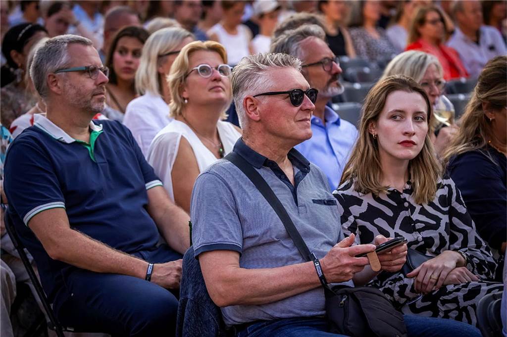 Filmmusik-Gala mit den Dortmunder Philharmonikern und mit Patricia Meeden auf dem Friedensplatz: Das Publikum war am Sonntagabend begeistert vom Abschluss der Cityring-Konzerte.