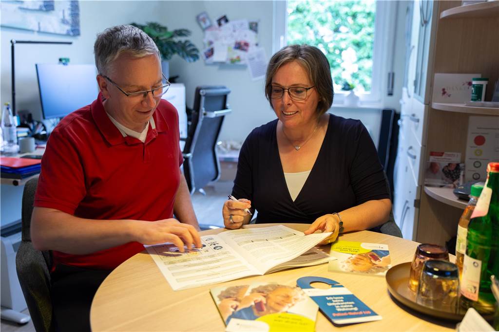 Betrug erkennen und vermeiden: Kirchhellener Unternehmer klären auf Finanzberater Michael Hater und seine Frau Kristin (Seniorenassistentin)