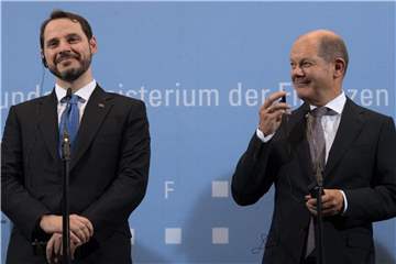 Finanzminister Olaf Scholz (r) empfängt seinen türkischen Amtskollegen Berat Albayrak in Berlin. Foto: Soeren Stache