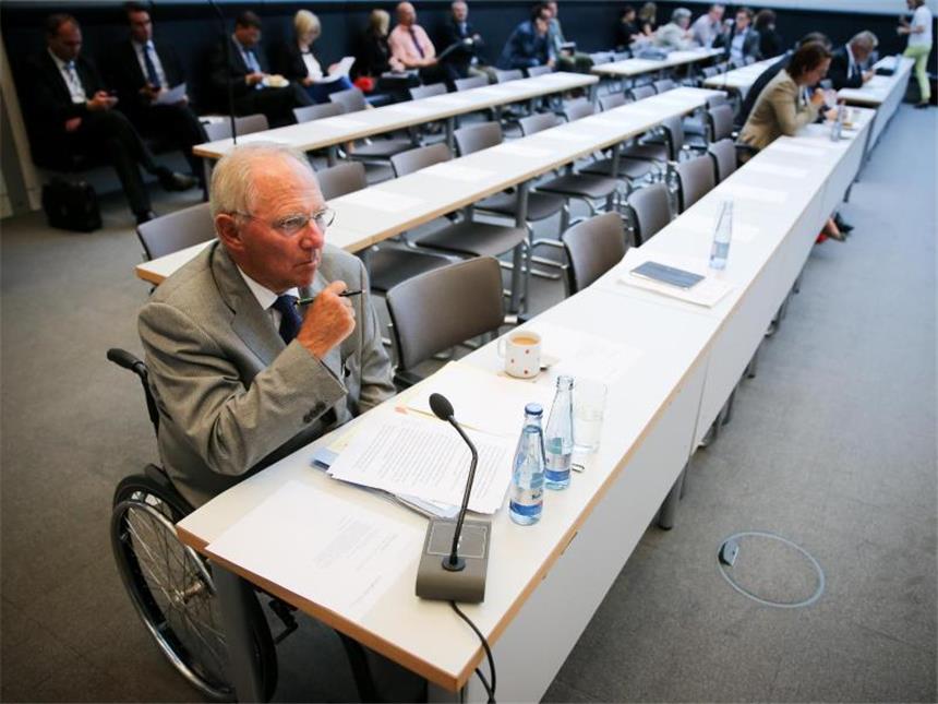 Schäuble-Äußerungen zur CDU-Spendenaffäre werfen Fragen auf Finanzminister Wolfgang Schäuble (CDU) nimmt an der Sitzung der Unions Bundestagsfraktion teil. Foto: Kay Nietfeld