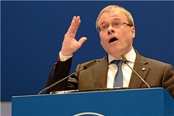 Finanzvorstand Peter Peters sagte, der Verein wolle dem Votum entsprechen.