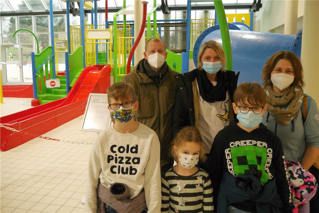 Finden das neue Spaßbad auch rundum gelungen: Finn, Ben (beide 10) und Iva (5) sowie Melanie Exter (hinten rechts), Verena und Mirco Wisniewski.