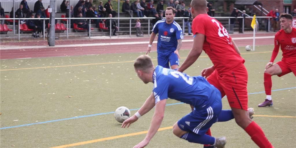 Zaubertor von Finn Heinings rettet dem Holzwickeder SC einen hochverdienten Zähler Finn Heinings (im Hintergrund) traf zum 1:1-Ausgleich für den Holzwickeder SC.
