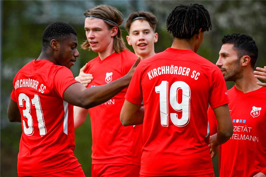 Dortmunder Landesliga-Angreifer folgt seinem Herz „Ich mag das so“ Finn Serocka (2.v.l.) hat sich beim Kirchhörder SC zurückgemeldet.