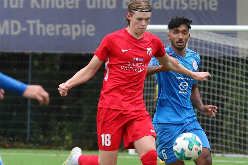 Kirchhörder SC: Eines der heißesten Talente Dortmunds geht – Top-Spieler vor dem Absprung Finn Serocka (l.) läuft nur noch in der Rückrunde für den Kirchhörder SC auf.