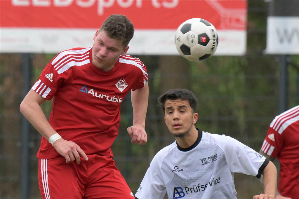 Finn Welter beim Kopfball