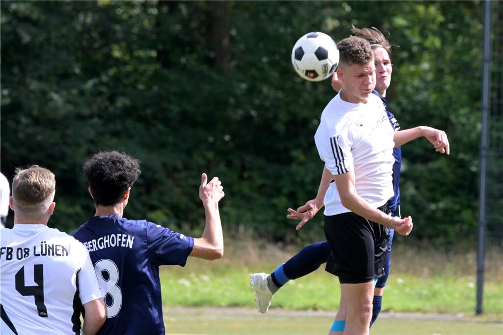 VfB Lünen verstärkt sich mit Finn Welter Finn Welter köpft den Ball.