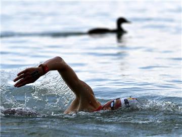 Finnia Wunram schwimmt im Balaton. Foto: Zsolt Szigetvary
