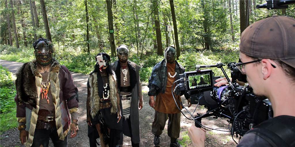 Gruselig! Endzeitgestalten bevölkern den Wald bei Hamm-Bossendorf Finstere Gestalten in der Haard bei Hamm-Bossendorf: Filmstudium-Absolventen (rechts Kameramann Ron Westerwell) drehten dort mehrere Tage einen Endzeit-Streifen.