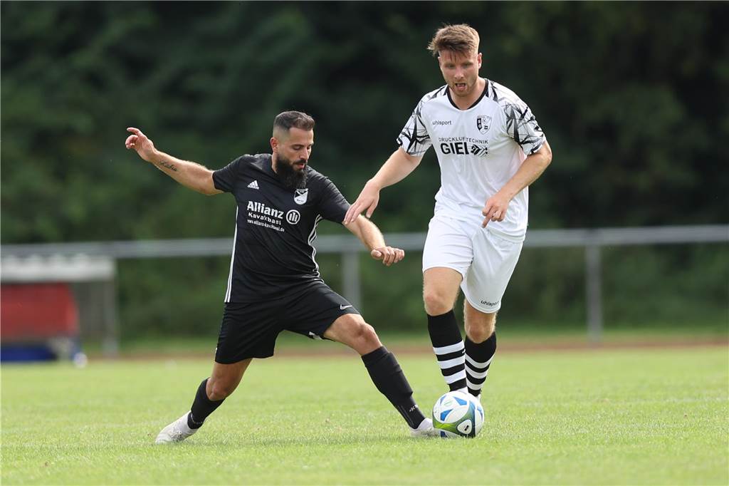 Eintracht Werne feiert nächsten Kantersieg: Samet Sahin glänzt mit drei Treffern Firat Isikli (l.) und Eintracht Werne bleiben auch im zweiten Ligaspiel ungeschlagen.