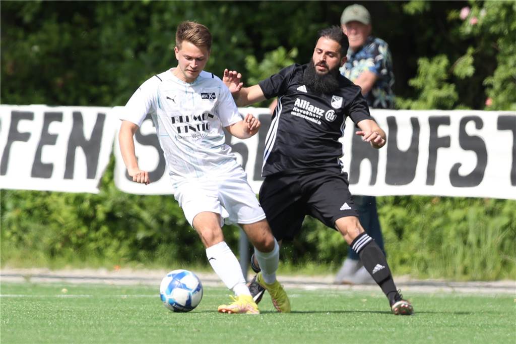 Eintracht Werne vermeldet einen Ab- und einen Neuzugang Firat Isikli (r.) im Zweikampf gegen den Hammer SC